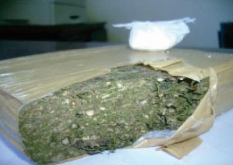 Policiais apreendem maconha e pasta-base